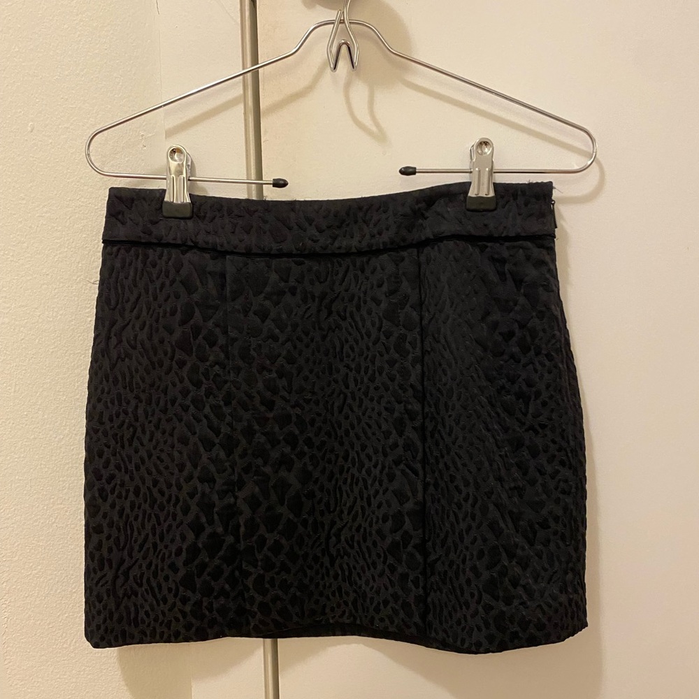 Monochromatic patterned black mini skirt!